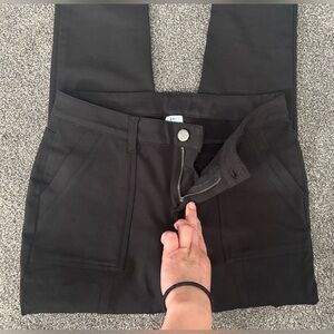 Time and Tru Women's Mid Rise Straight Utility Pants in Black.
Size: 8 Women”s